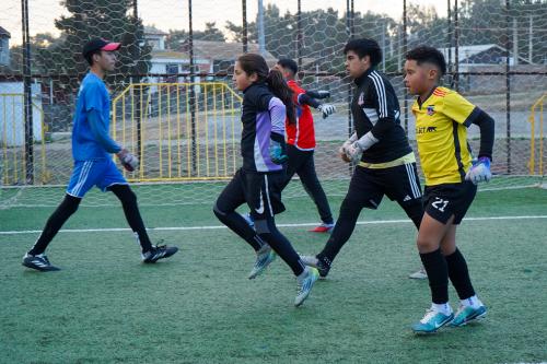 Jorge Martínez brinda su experiencia a jóvenes arqueros en El Tabo