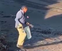 Un héroe anónimo: el vecino que limpia la costa de Santo Domingo