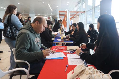 OMIL en Terreno reunió oferta laboral provincial en Mall Arauco San Antonio