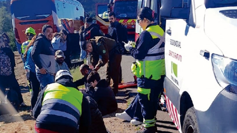 Dos funcionarios del hospital mueren en choque frontal de auto con bus