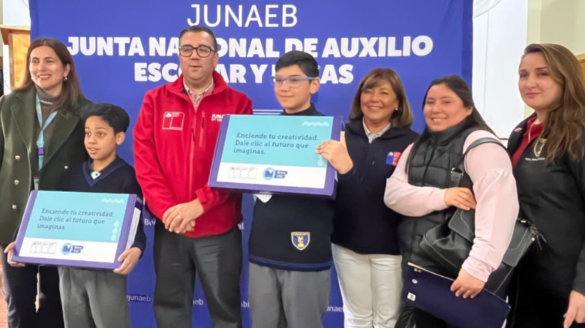 Casi 200 estudiantes de Cartagena recibieron computadores para apoyar su educación