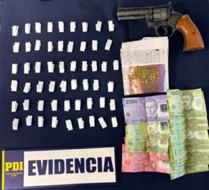 Incautan droga, dinero y un revolver: tres detenidos