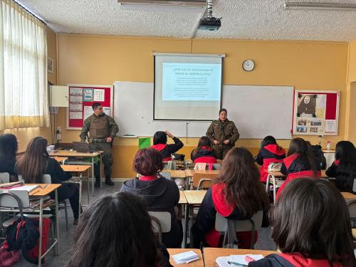 Carabineros realiza charla informativa en Liceo Santa Teresita