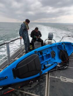 Armada rescata a kayakista tras volcar frente a Punta La Yegua