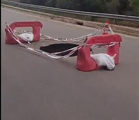 Socavón obliga al cierre temporal de una calle en Algarrobo